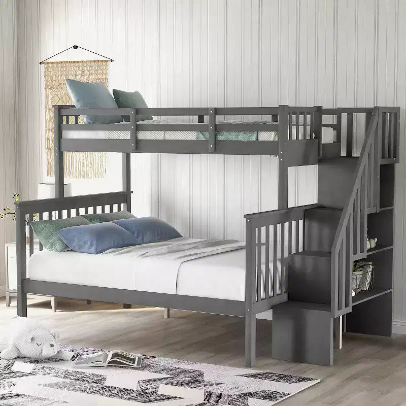 Letto a castello con scalinata per due materassi singoli sopra uno matrimoniale, con contenitore e ringhiera di protezione per camera da letto