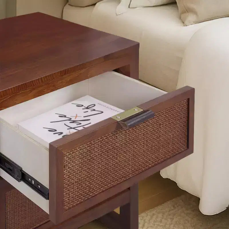 Comodino con 2 cassetti Hatteras Modern Boho con legno massello e dettagli in rattan naturale - Teamson Home