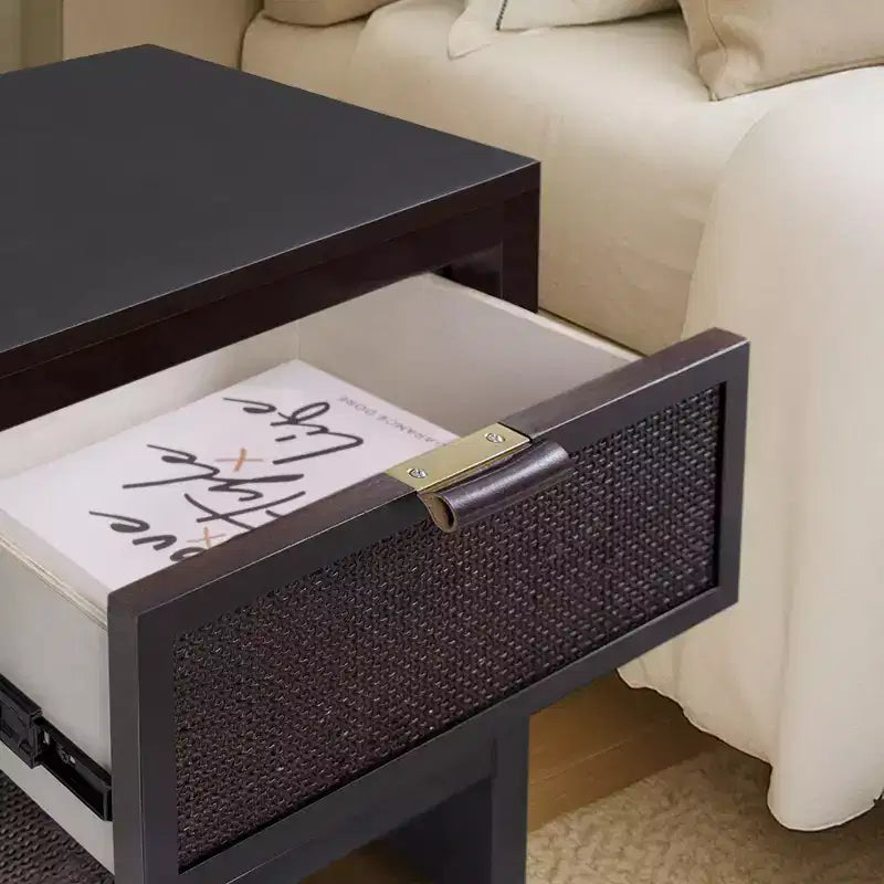 Comodino con 2 cassetti Hatteras Modern Boho con legno massello e dettagli in rattan naturale - Teamson Home