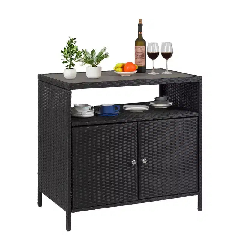Mobiletto portaoggetti GustoWave in vimini per patio, mobiletto buffet da esterno impermeabile, tavolo da bar per patio con due ante e ripiani, credenza in vimini