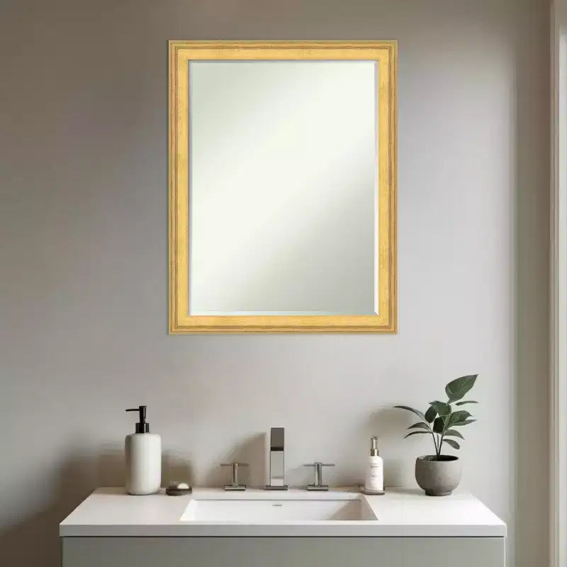 Specchio da bagno da parete Amanti Art Owen Gold Petite Bevel Wood 27 x 21 pollici