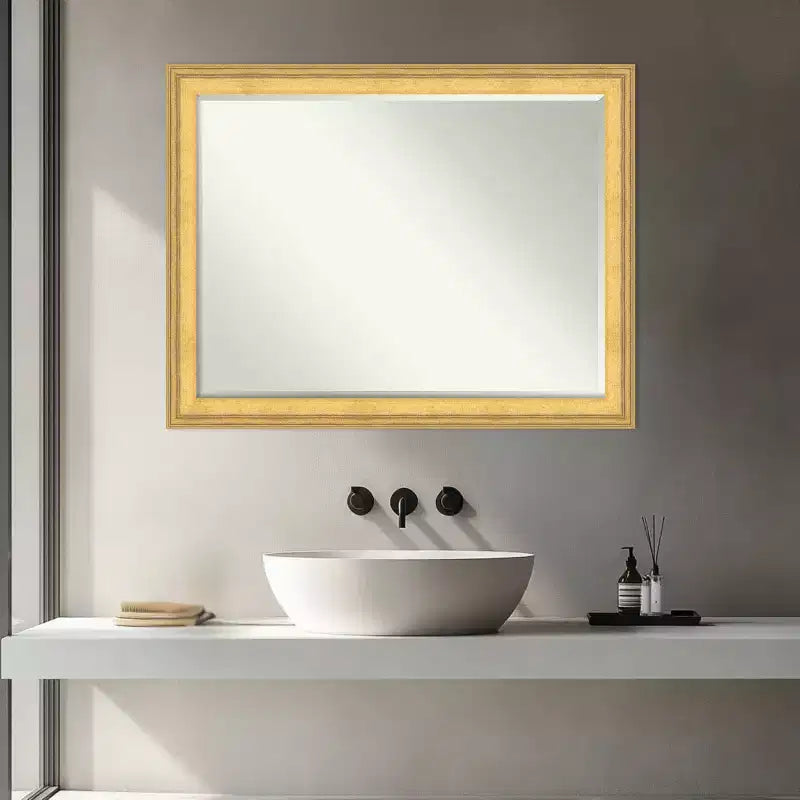 Specchio da bagno da parete Amanti Art Owen Gold Petite Bevel Wood 27 x 21 pollici