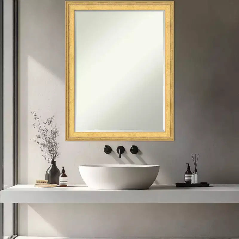 Specchio da bagno da parete Amanti Art Owen Gold Petite Bevel Wood 27 x 21 pollici
