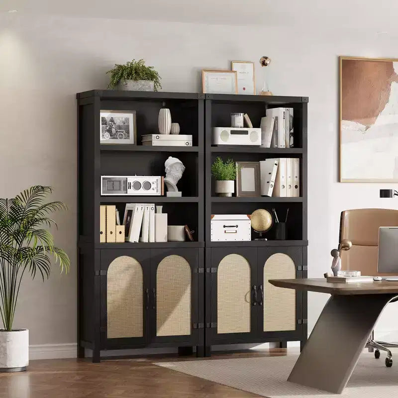 Libreria Alta a 5 Ripiani con Ante, Armadietto e Libreria per Soggiorno o Ufficio, Scaffali in Legno con Design in Rattan