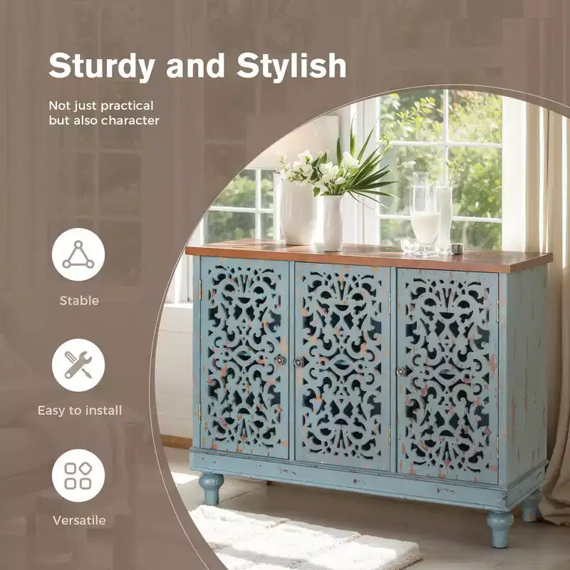 Mobile buffet credenza Captiva Designs con ante cave traforate effetto invecchiato e gambe in legno massello per soggiorno, ingresso e atrio