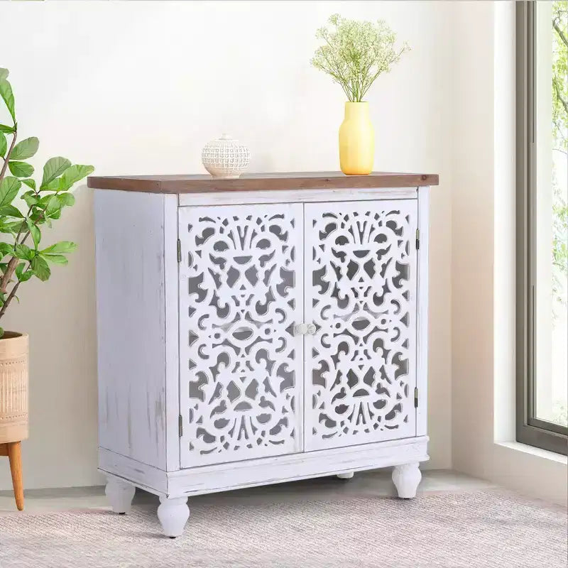 Mobile buffet credenza Captiva Designs con ante cave traforate effetto invecchiato e gambe in legno massello per soggiorno, ingresso e atrio