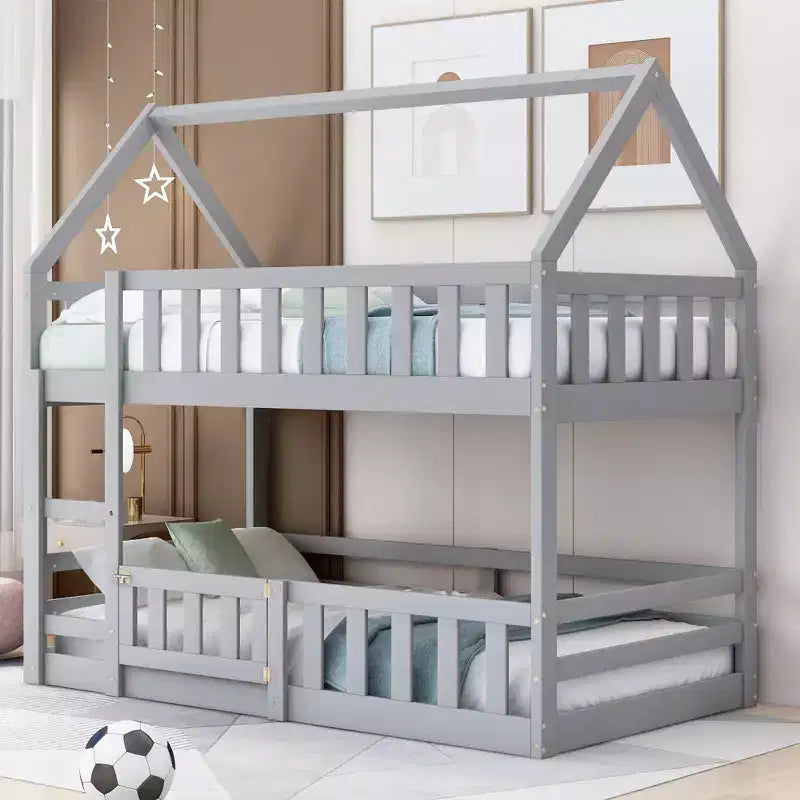 Letto a castello Okak 77IN per bambini con telaio a casetta, letto singolo con recinzione e porta, strutture letto per camera bambini, sala giochi, grigio