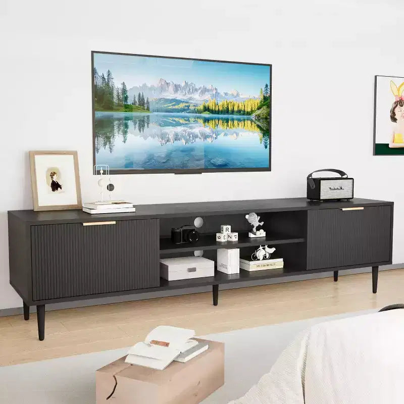 Mobile TV moderno COZONY con pannello scanalato e vani portaoggetti, Consolle per centro di intrattenimento per soggiorno
