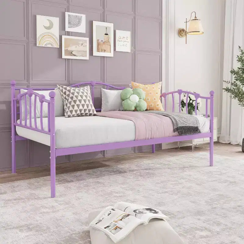 Struttura letto a giorno singola, divano letto in metallo con elegante testiera, robuste doghe in acciaio, salvaspazio per il soggiorno