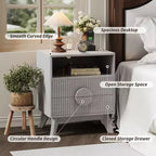 Comodino scanalato con 2 cassetti e ripiano aperto, comodino moderno in legno per camera da letto, tavolino con contenitore per soggiorno
