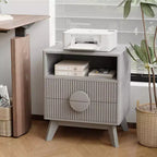 Comodino scanalato con 2 cassetti e ripiano aperto, comodino moderno in legno per camera da letto, tavolino con contenitore per soggiorno