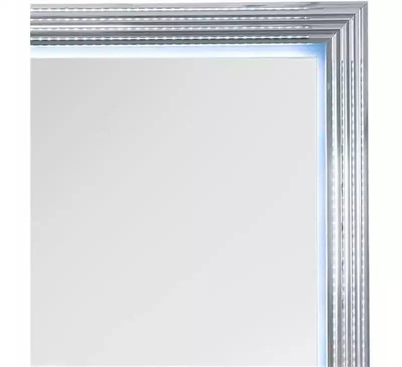 Specchio HomeStock liscio color argento con illuminazione a LED Elegante tocco moderno per camera da letto o tavolo da trucco