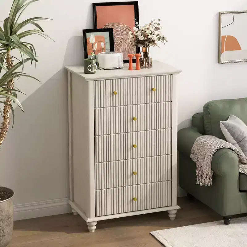 Comò alti in stile moderno Okak con cassetti scanalati, cassettiera per camera da letto, ingresso, organizer in legno con maniglia in metallo