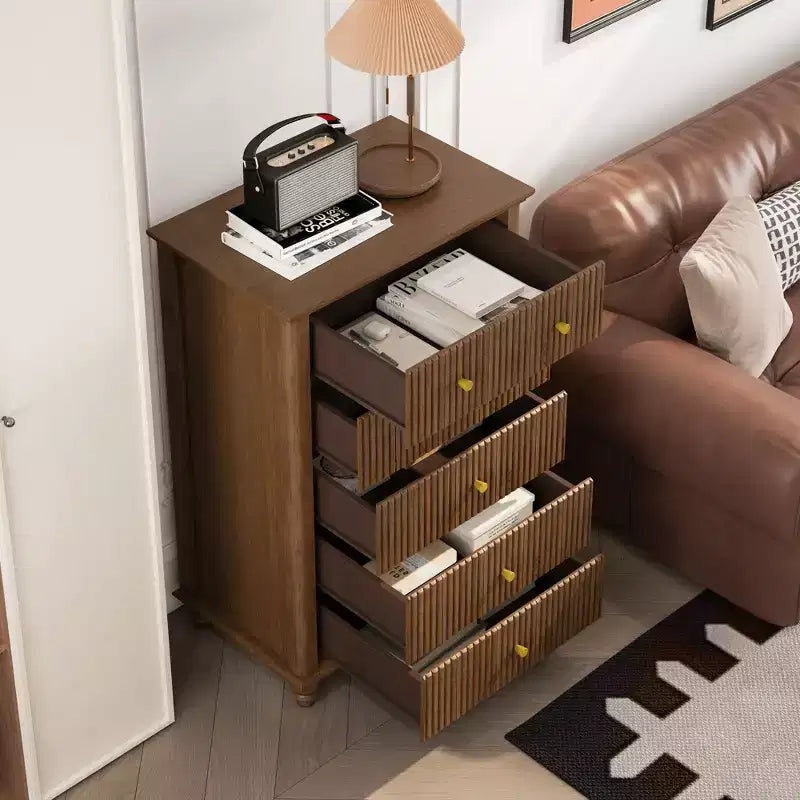 Comò alti in stile moderno Okak con cassetti scanalati, cassettiera per camera da letto, ingresso, organizer in legno con maniglia in metallo