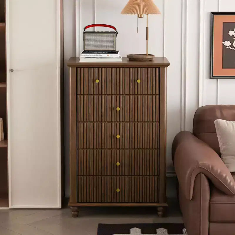 Comò alti in stile moderno Okak con cassetti scanalati, cassettiera per camera da letto, ingresso, organizer in legno con maniglia in metallo