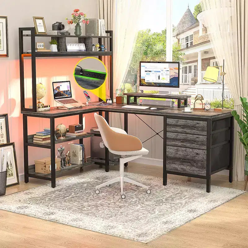 Scrivania ad angolo Besiost con libreria superiore, prese di corrente, luci a LED e cassetti portaoggetti