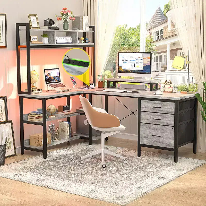Scrivania ad angolo Besiost con libreria superiore, prese di corrente, luci a LED e cassetti portaoggetti