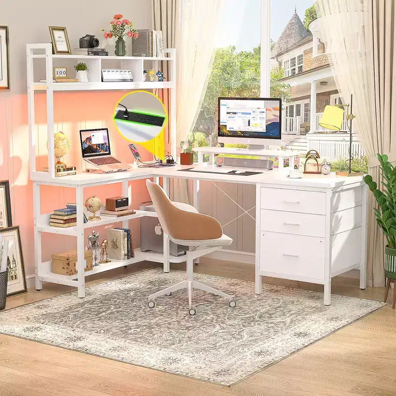 Scrivania ad angolo Besiost con libreria superiore, prese di corrente, luci a LED e cassetti portaoggetti