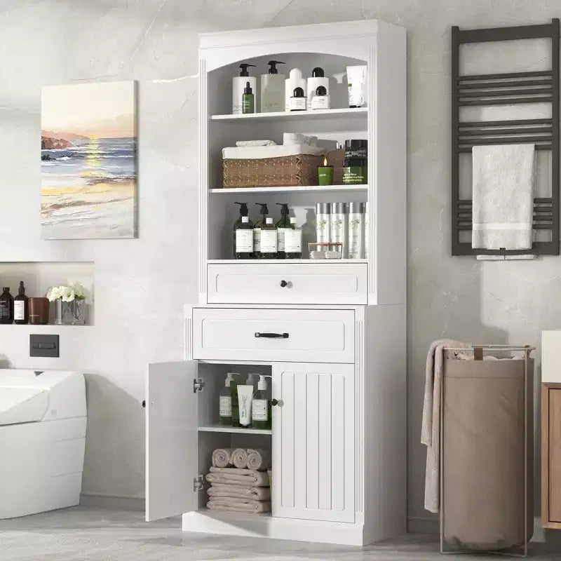 Mobiletto da bagno bianco con due ante, cassetti, ripiano regolabile e tre ripiani aperti. Costruzione durevole in MDF