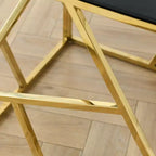 Tavolino console moderno Okak con piano in vetro temperato, tavolino d'appoggio con elegante e robusta struttura in metallo, tavolino da ingresso per soggiorno, foyer