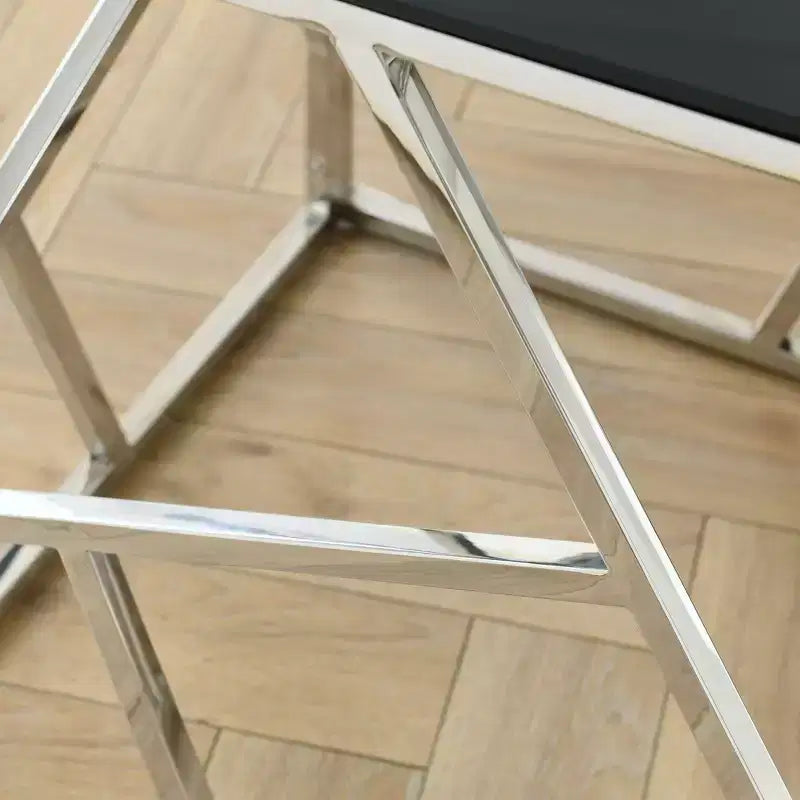 Tavolino console moderno Okak con piano in vetro temperato, tavolino d'appoggio con elegante e robusta struttura in metallo, tavolino da ingresso per soggiorno, foyer