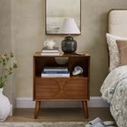 Comodini MAYEERTY Mid Century Modern scanalati con stazione di ricarica, gambe in legno massello con spazio aperto e cassettiera, Noce, per camera da letto