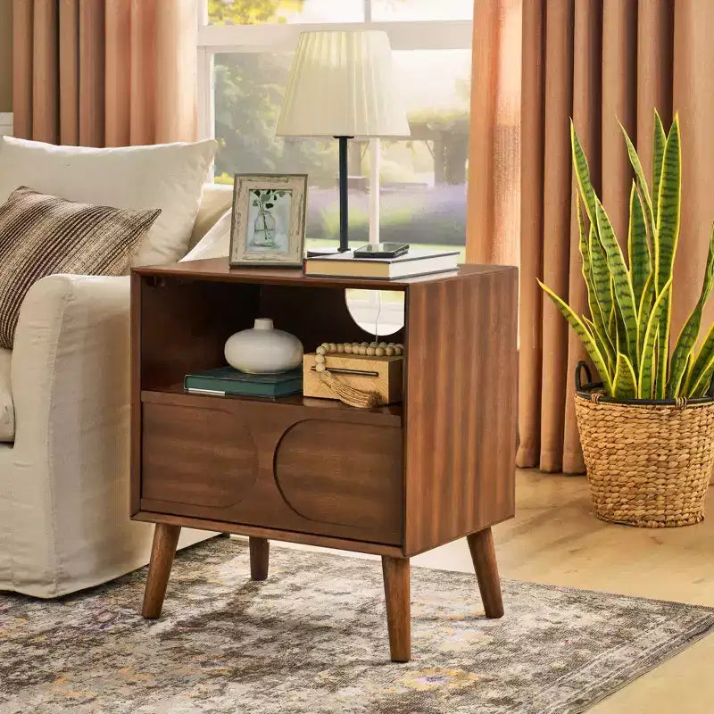 Comodini MAYEERTY Mid Century Modern scanalati con stazione di ricarica, gambe in legno massello con spazio aperto e cassettiera, Noce, per camera da letto