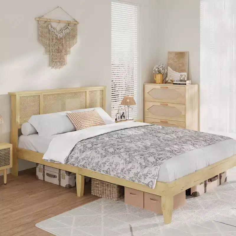 Struttura letto matrimoniale con testiera in rattan bohémien, base a doghe in legno e supporto del telaio in metallo, costruzione robusta e silenziosa, facile da montare.