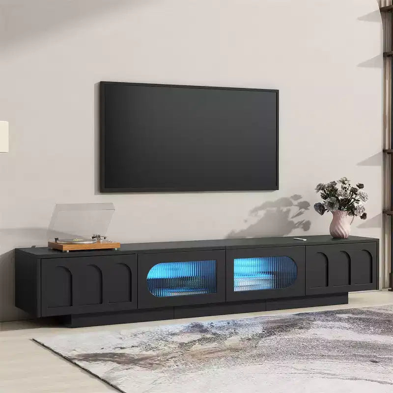 Mobile TV di tendenza con ante in vetro temperato scanalato per TV fino a 95'', mobile multimediale funzionale con ante ad arco