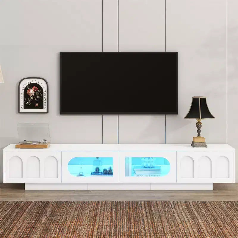 Mobile TV di tendenza con ante in vetro temperato scanalato per TV fino a 95'', mobile multimediale funzionale con ante ad arco