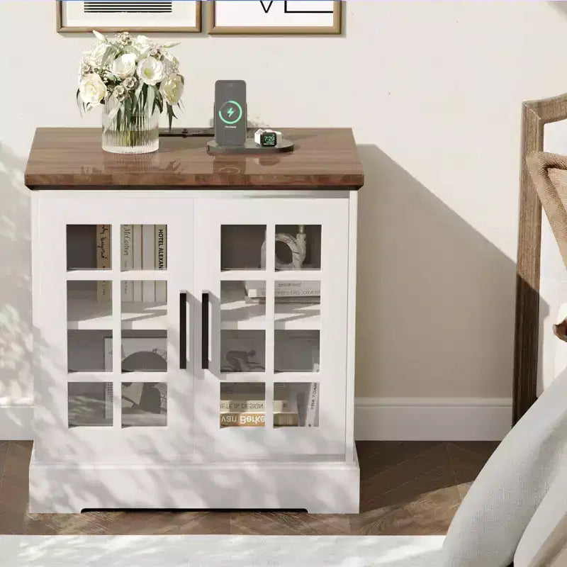 Comodino da Fattoria Grande 24" con Stazione di Ricarica - 2 prese CA e 2 USB, Tavolini da Salotto con Contenitore e Ripiano Regolabile, Tavolino Laterale Bianco