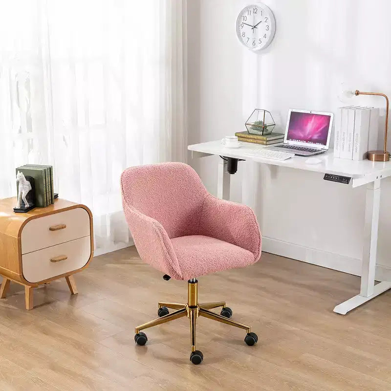 Questa sedia girevole da ufficio è regolabile in altezza, ha le ruote, le gambe placcate in oro e la base cromata.