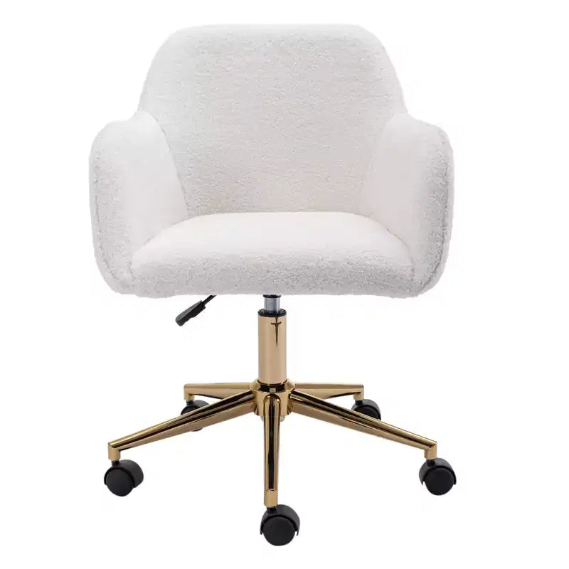 Questa sedia girevole da ufficio è regolabile in altezza, ha le ruote, le gambe placcate in oro e la base cromata.