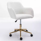Questa sedia girevole da ufficio è regolabile in altezza, ha le ruote, le gambe placcate in oro e la base cromata.