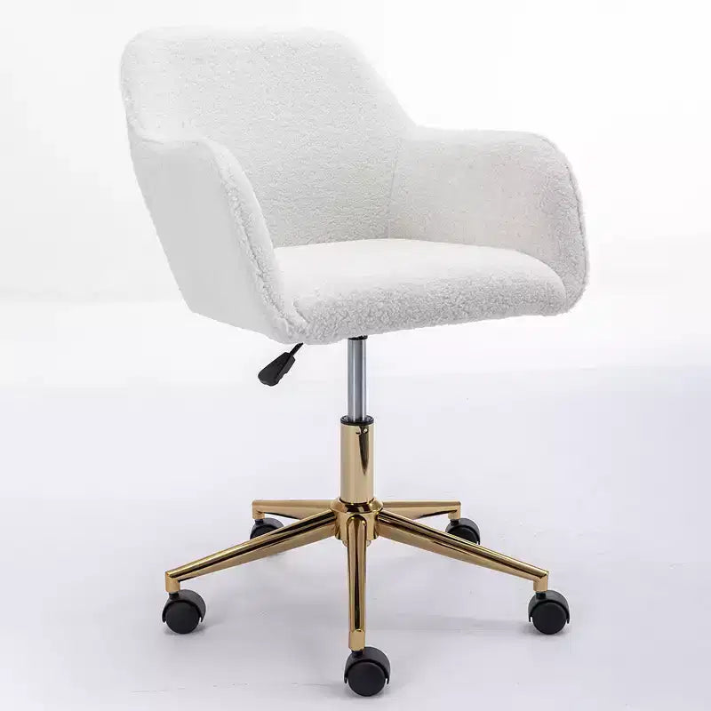 Questa sedia girevole da ufficio è regolabile in altezza, ha le ruote, le gambe placcate in oro e la base cromata.