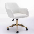 Questa sedia girevole da ufficio è regolabile in altezza, ha le ruote, le gambe placcate in oro e la base cromata.