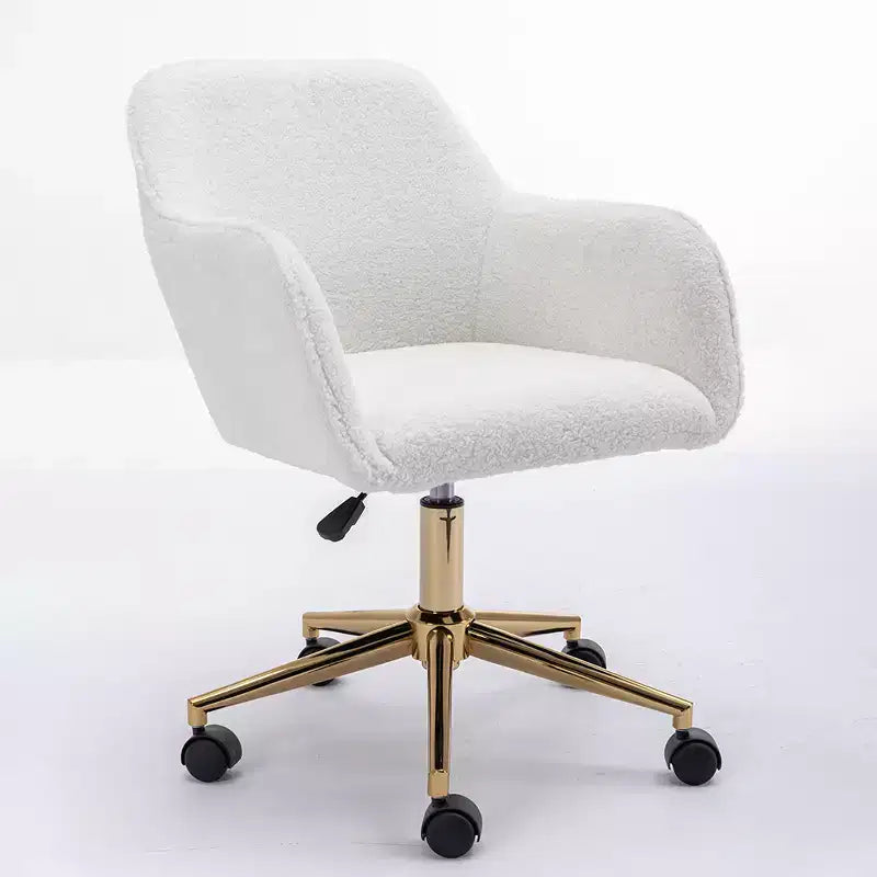 Questa sedia girevole da ufficio è regolabile in altezza, ha le ruote, le gambe placcate in oro e la base cromata.