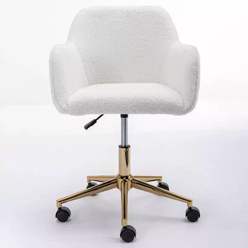 Questa sedia girevole da ufficio è regolabile in altezza, ha le ruote, le gambe placcate in oro e la base cromata.