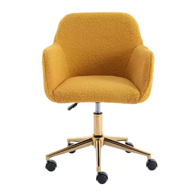 Questa sedia girevole da ufficio è regolabile in altezza, ha le ruote, le gambe placcate in oro e la base cromata.