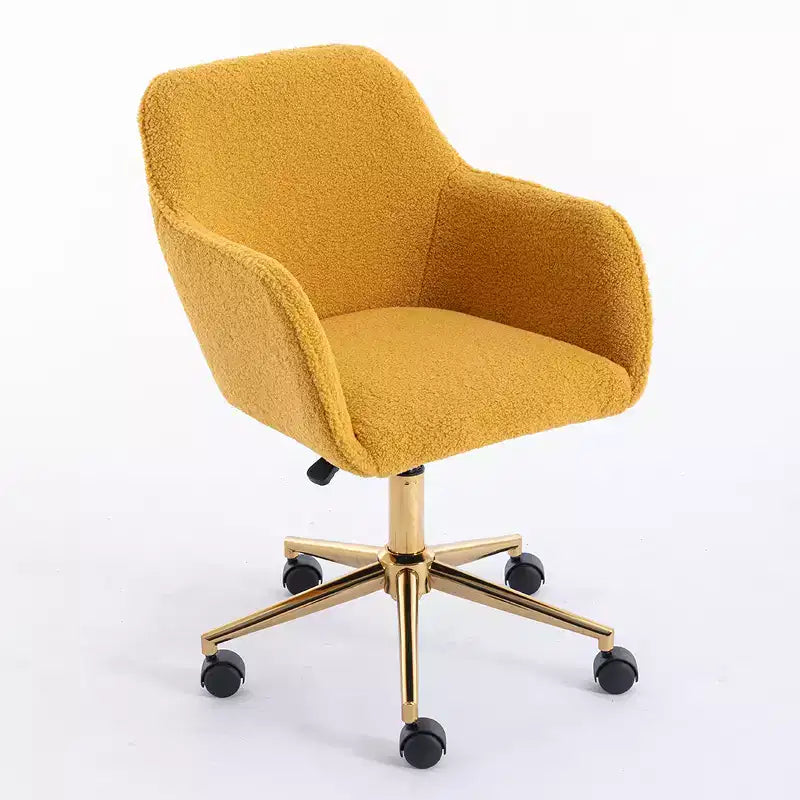 Questa sedia girevole da ufficio è regolabile in altezza, ha le ruote, le gambe placcate in oro e la base cromata.