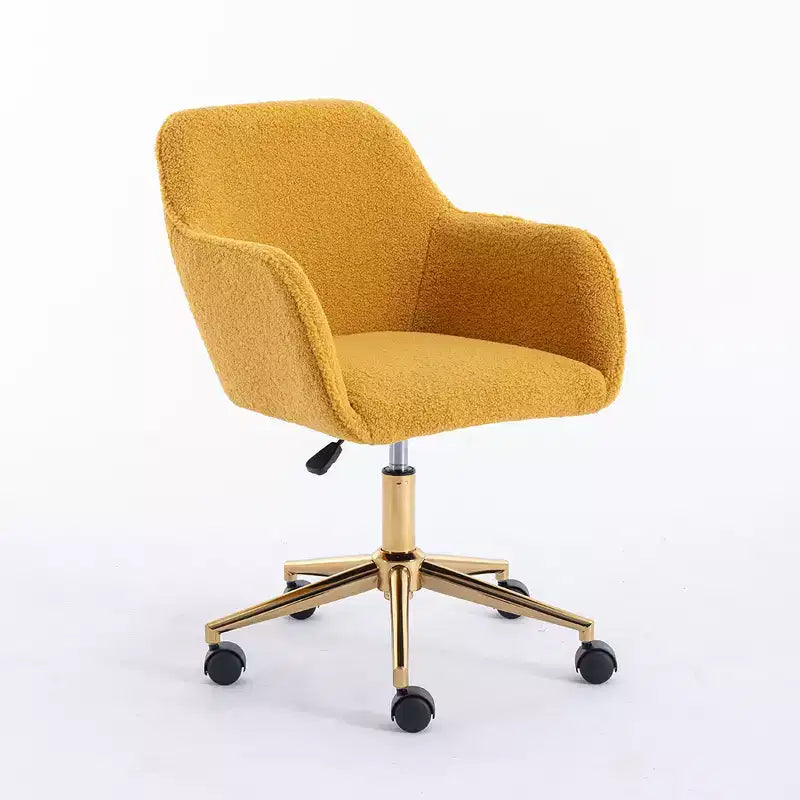 Questa sedia girevole da ufficio è regolabile in altezza, ha le ruote, le gambe placcate in oro e la base cromata.