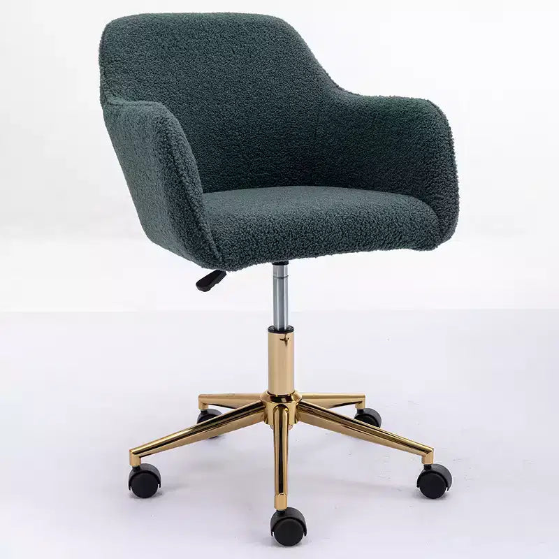 Questa sedia girevole da ufficio è regolabile in altezza, ha le ruote, le gambe placcate in oro e la base cromata.