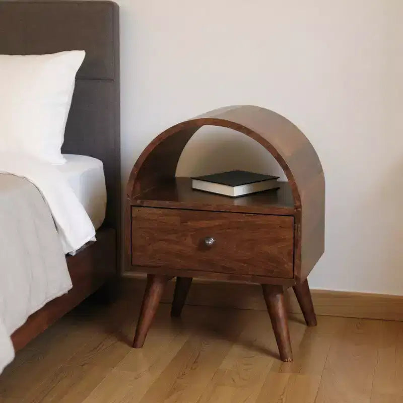 HomeRoots Comodino a un cassetto con ripiano ovale in legno massello di castagno da 24 pollici