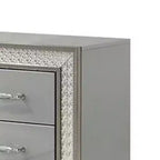 Comodino Royal Hampton con 2 cassetti, modanatura a scaglie, legno grigio metallizzato