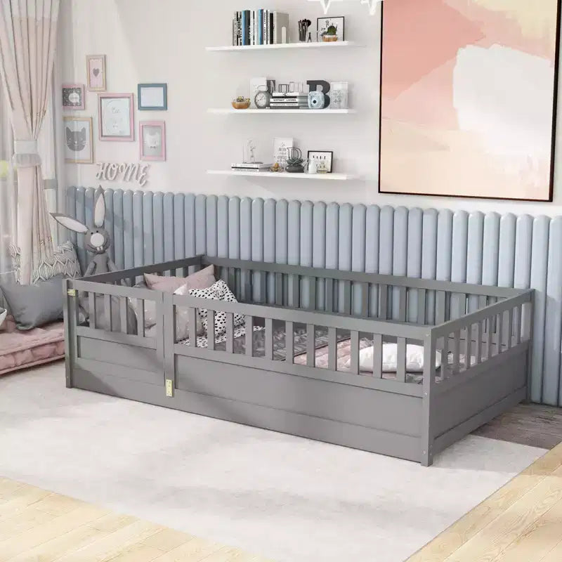 Okak Letti a pavimento per bambini, dimensioni gemelle, letto per bambini in legno con recinzione e porta, letto a pavimento per bambini per ragazze, ragazzi, legno di pino, grigio