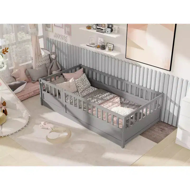 Okak Letti a pavimento per bambini, dimensioni gemelle, letto per bambini in legno con recinzione e porta, letto a pavimento per bambini per ragazze, ragazzi, legno di pino, grigio