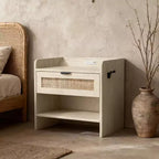COZONY Comodino in Rattan con Stazione di Ricarica, Tavolino da Notte Boho con USB Tipo-C e Prese di Corrente per Camera da Letto e Soggiorno