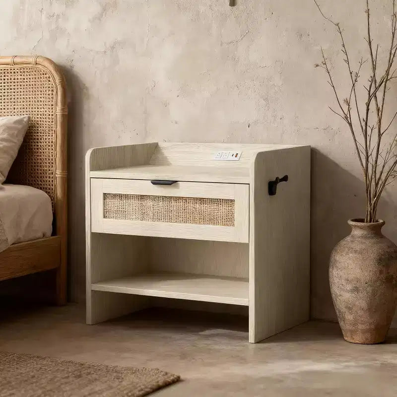 COZONY Comodino in Rattan con Stazione di Ricarica, Tavolino da Notte Boho con USB Tipo-C e Prese di Corrente per Camera da Letto e Soggiorno
