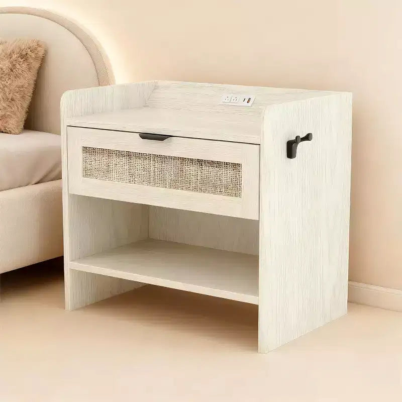 COZONY Comodino in Rattan con Stazione di Ricarica, Tavolino da Notte Boho con USB Tipo-C e Prese di Corrente per Camera da Letto e Soggiorno