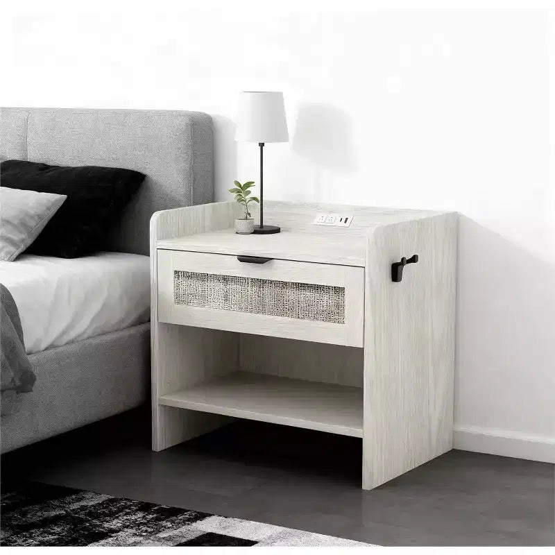 COZONY Comodino in Rattan con Stazione di Ricarica, Tavolino da Notte Boho con USB Tipo-C e Prese di Corrente per Camera da Letto e Soggiorno